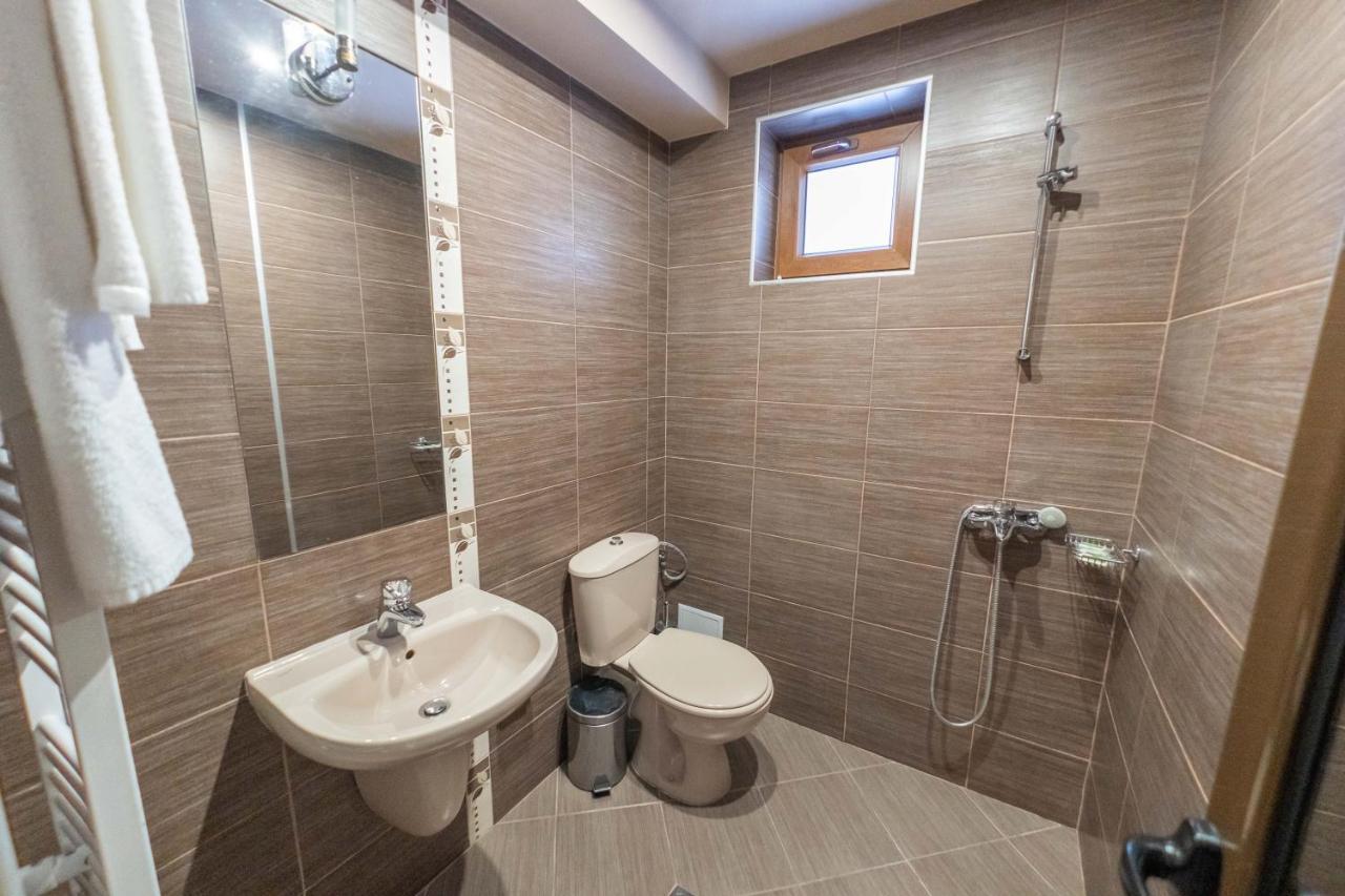 Algara Hut Hotel Panichishte Bagian luar foto