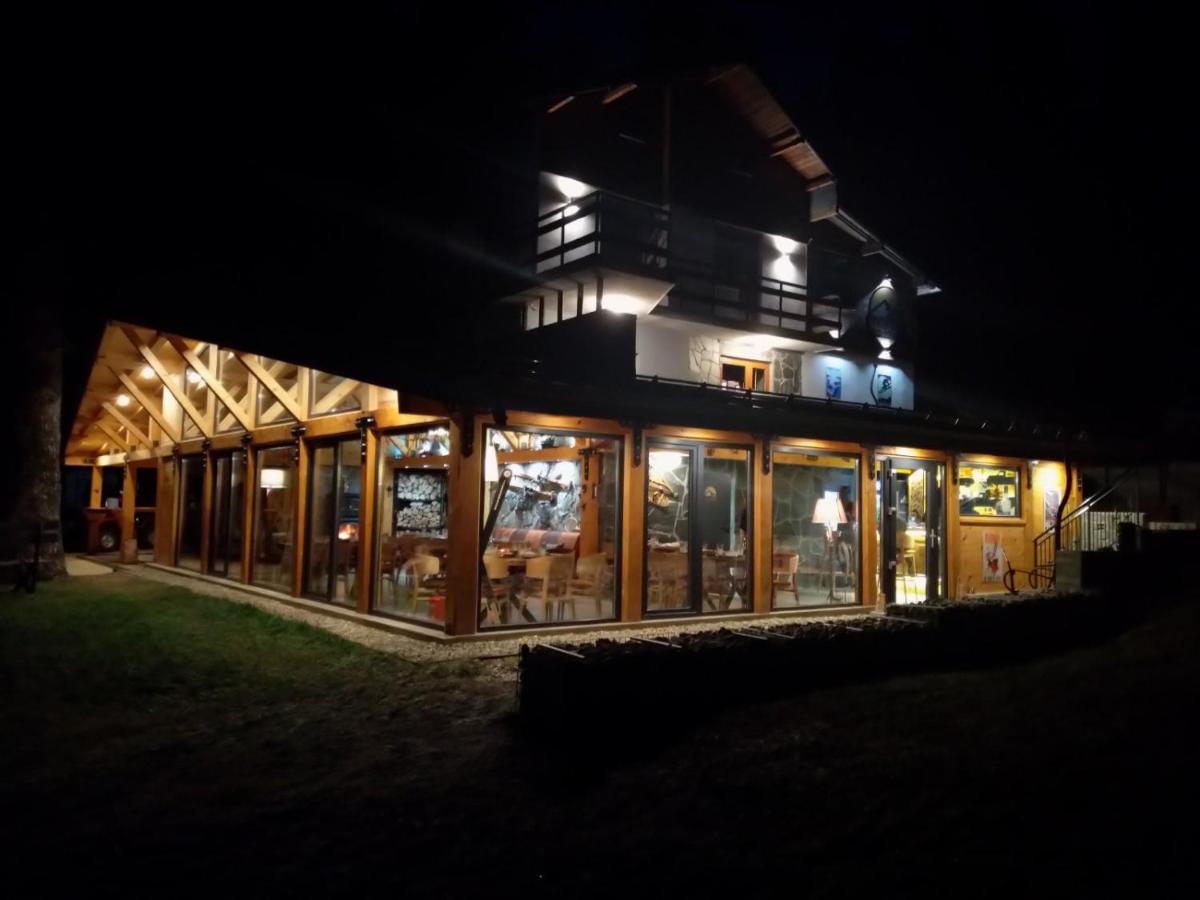 Algara Hut Hotel Panichishte Bagian luar foto